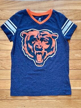 💕Size 8 Chicago Bears Navy & Orange Graphic V-neck Tee!